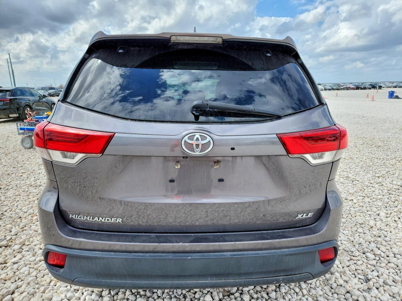 2018 TOYOTA HIGHLANDER XLE photo 16