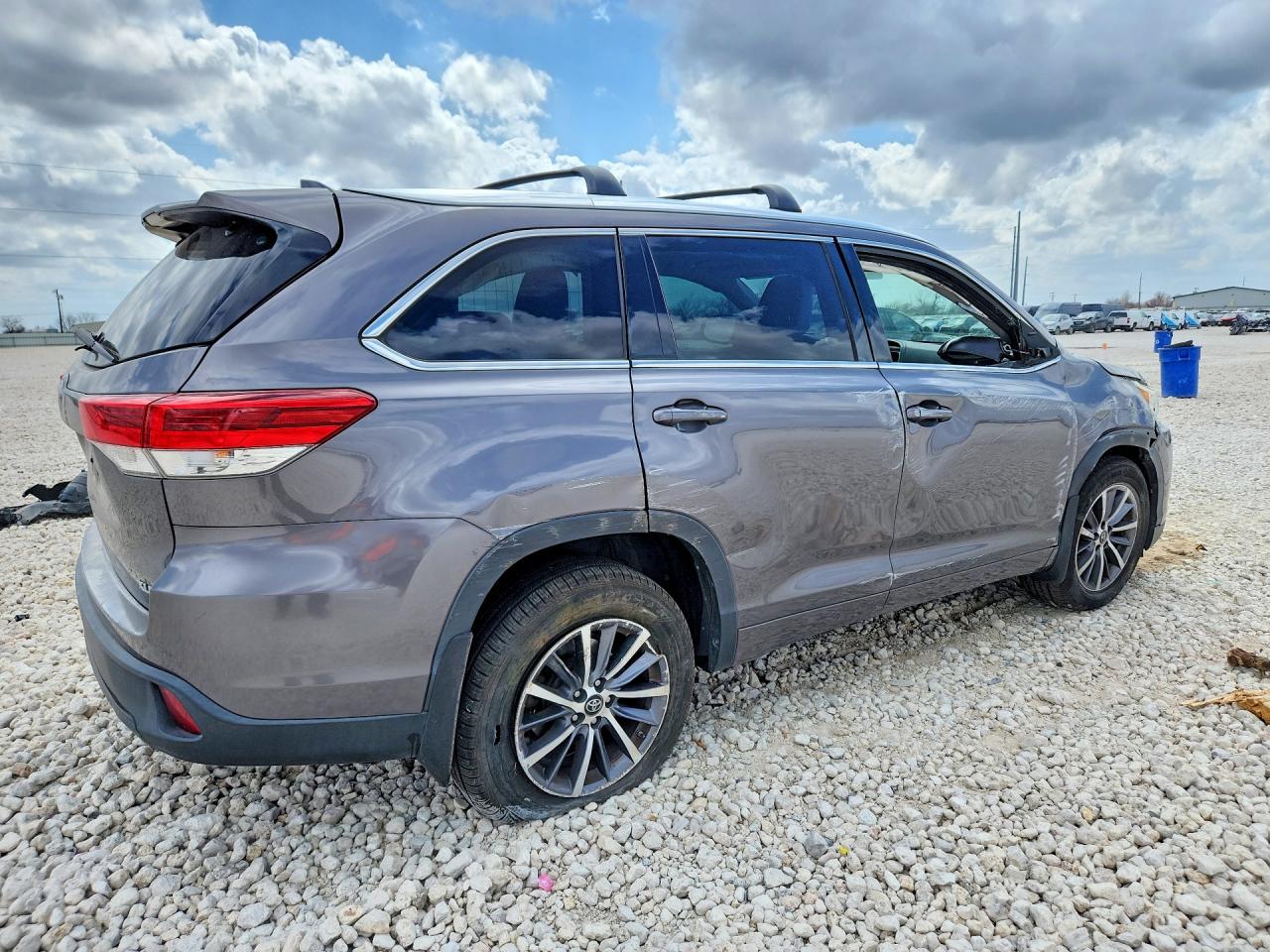 2018 TOYOTA HIGHLANDER XLE photo 7