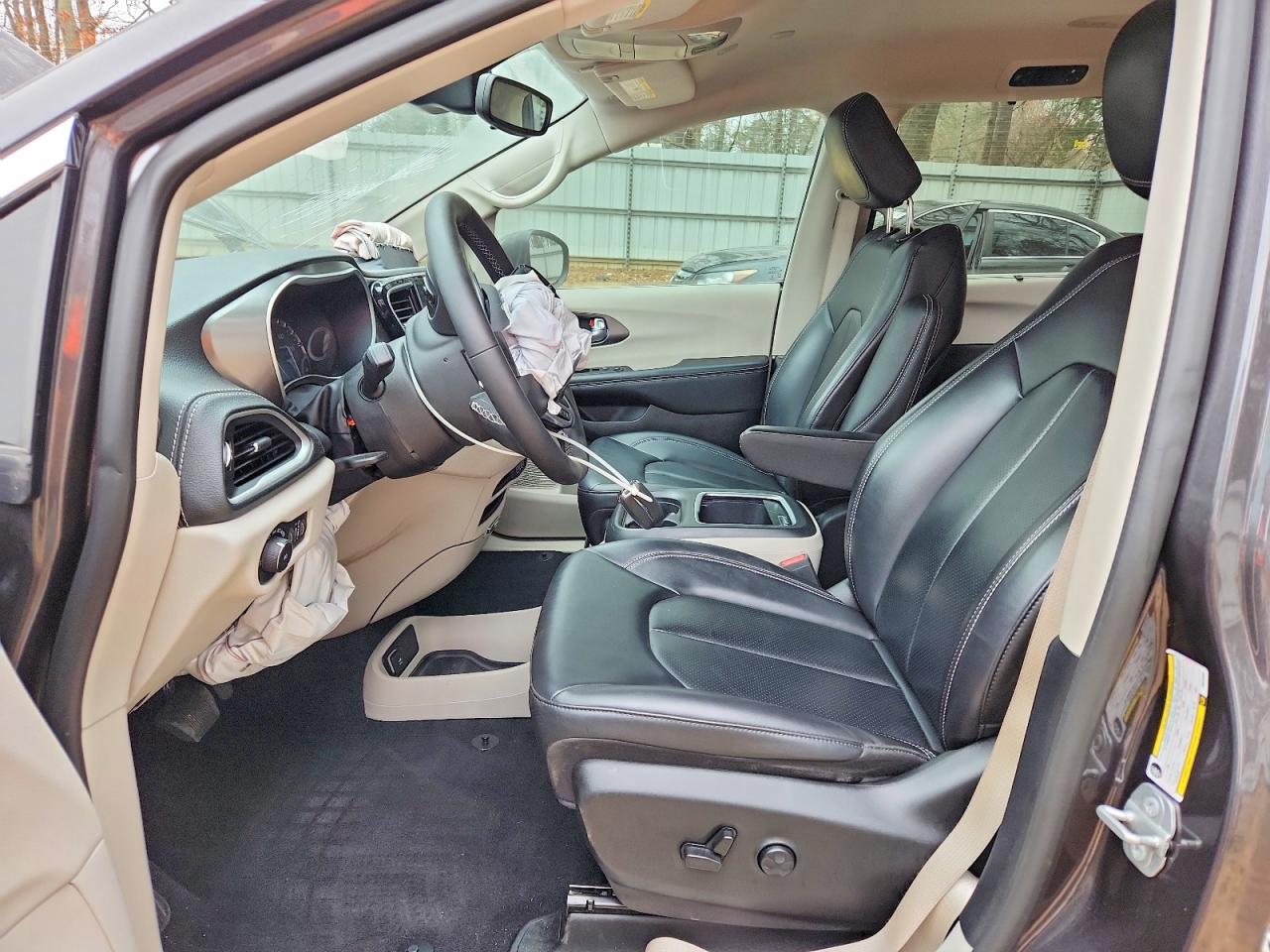 2023 CHRYSLER PACIFICA TOURING L photo 13