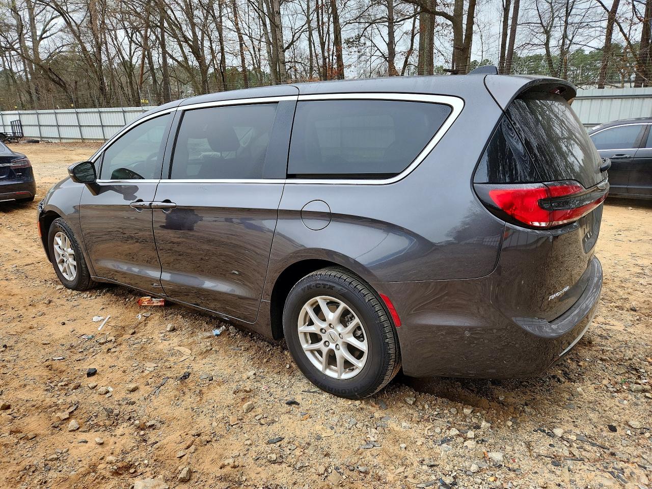 2023 CHRYSLER PACIFICA TOURING L photo 3