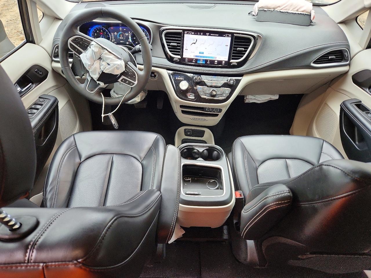 2023 CHRYSLER PACIFICA TOURING L photo 15