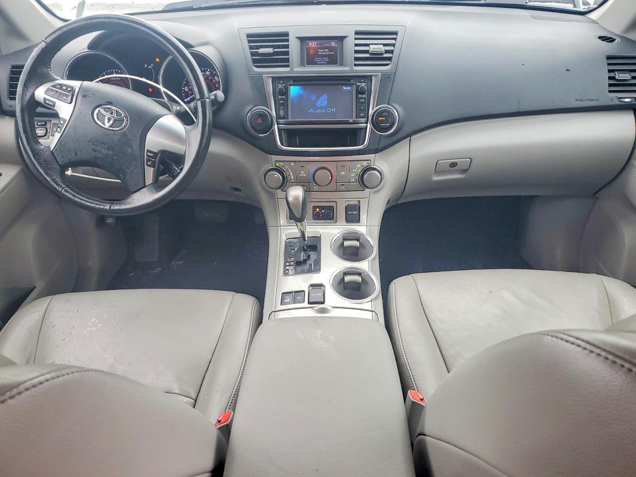 2013 TOYOTA HIGHLANDER SE photo 8