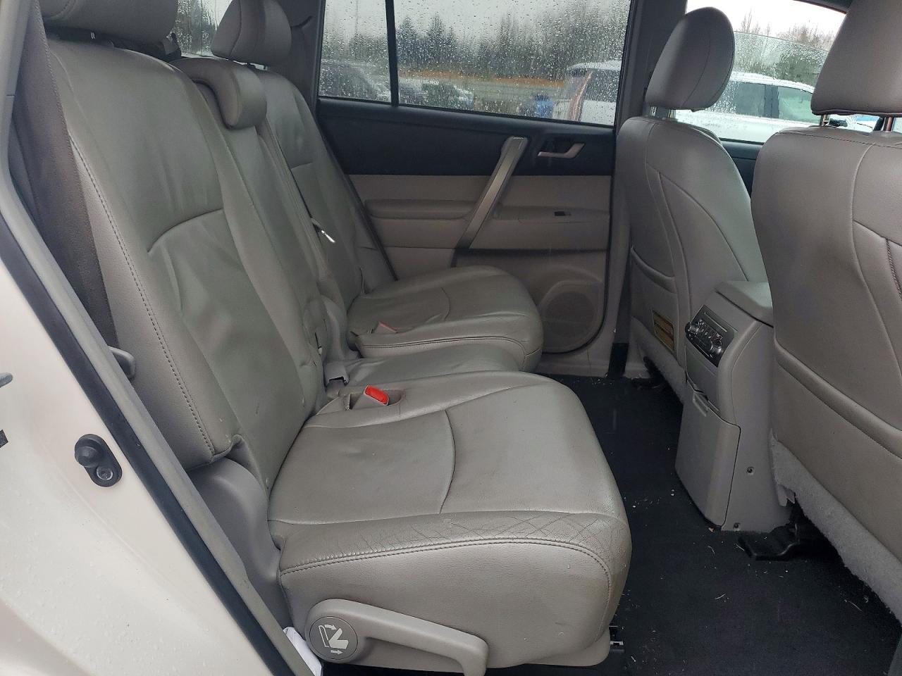 2013 TOYOTA HIGHLANDER SE photo 10