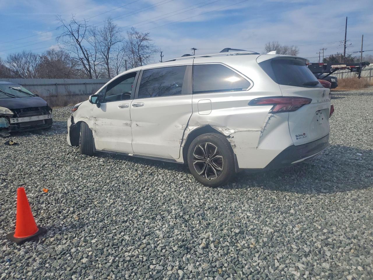2025 TOYOTA SIENNA photo 2