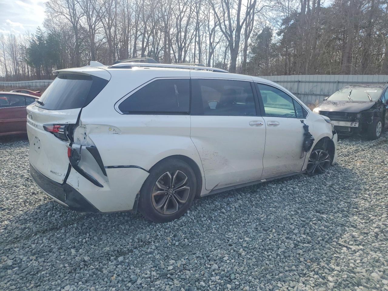 2025 TOYOTA SIENNA photo 3