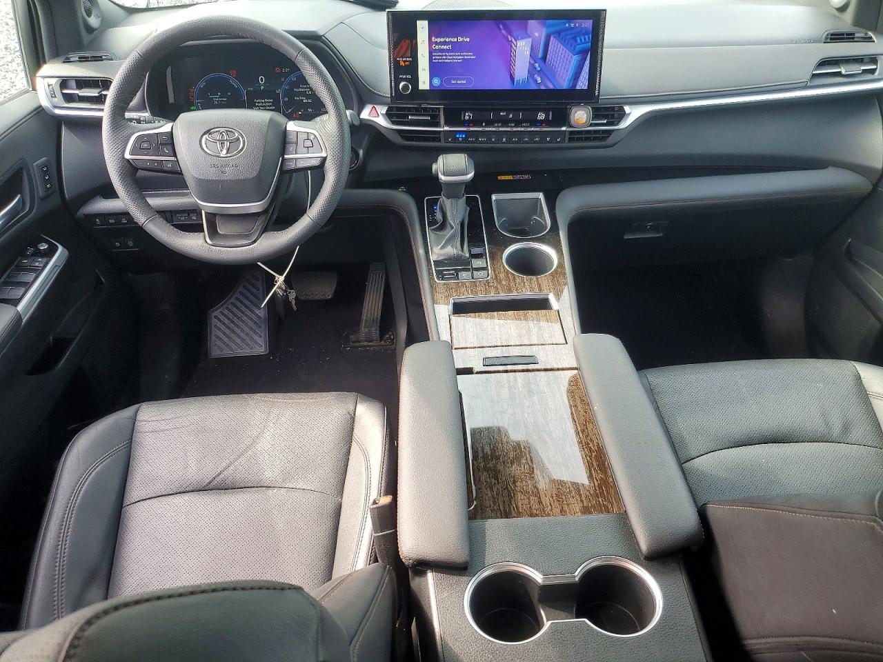 2025 TOYOTA SIENNA photo 8