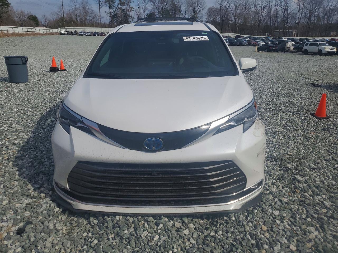 2025 TOYOTA SIENNA photo 5