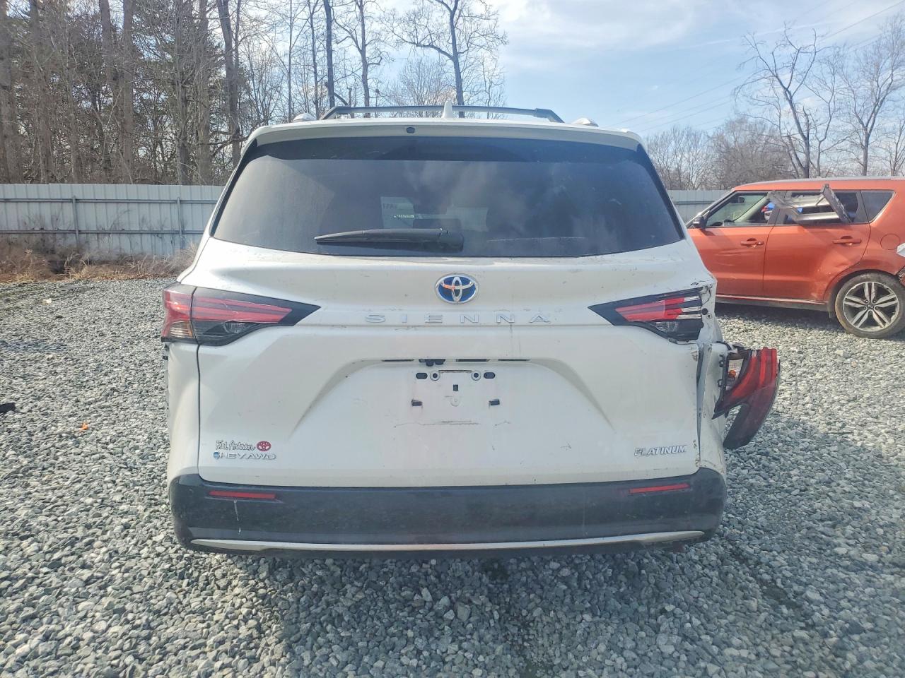 2025 TOYOTA SIENNA photo 6