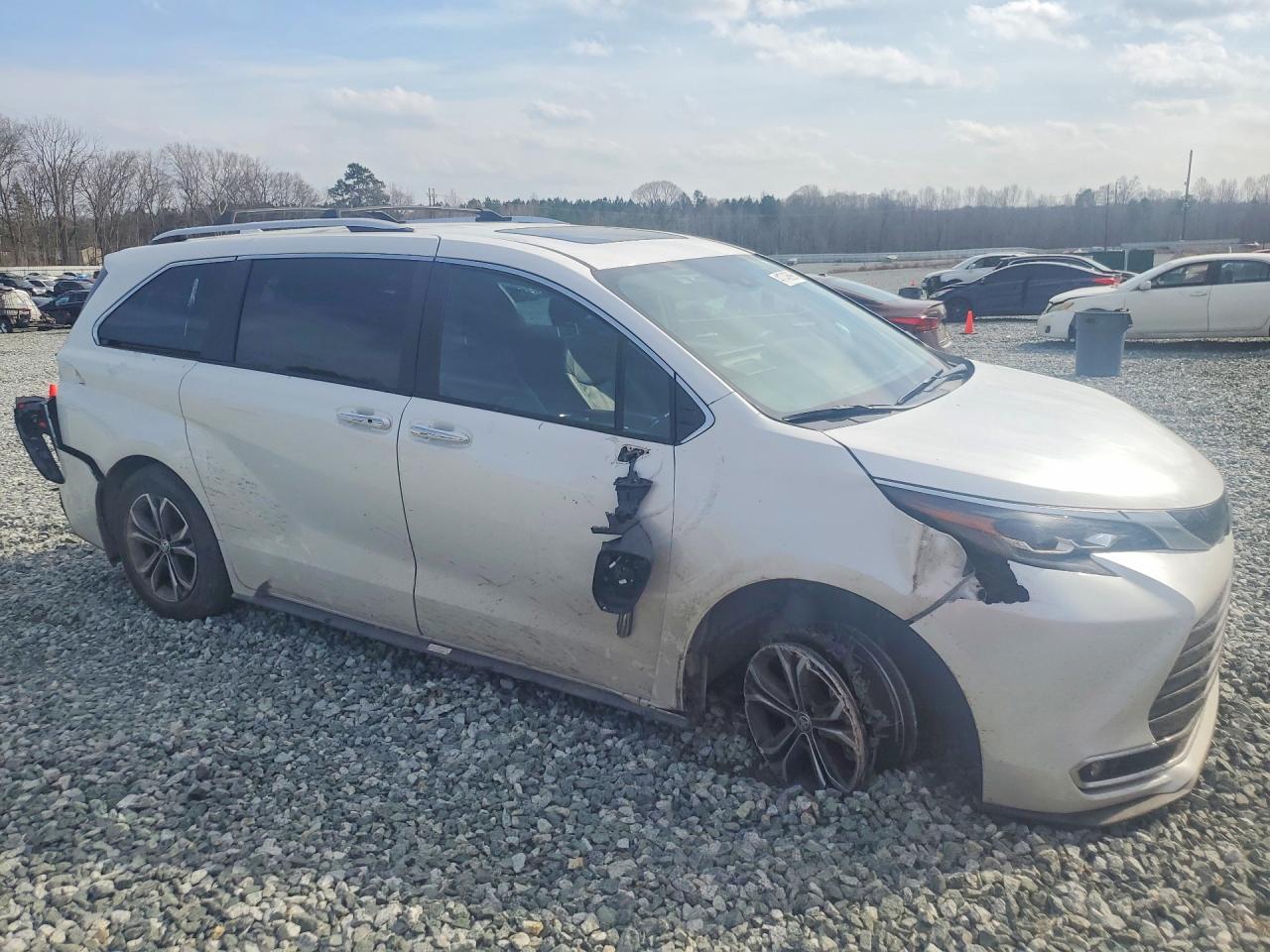 2025 TOYOTA SIENNA photo 4