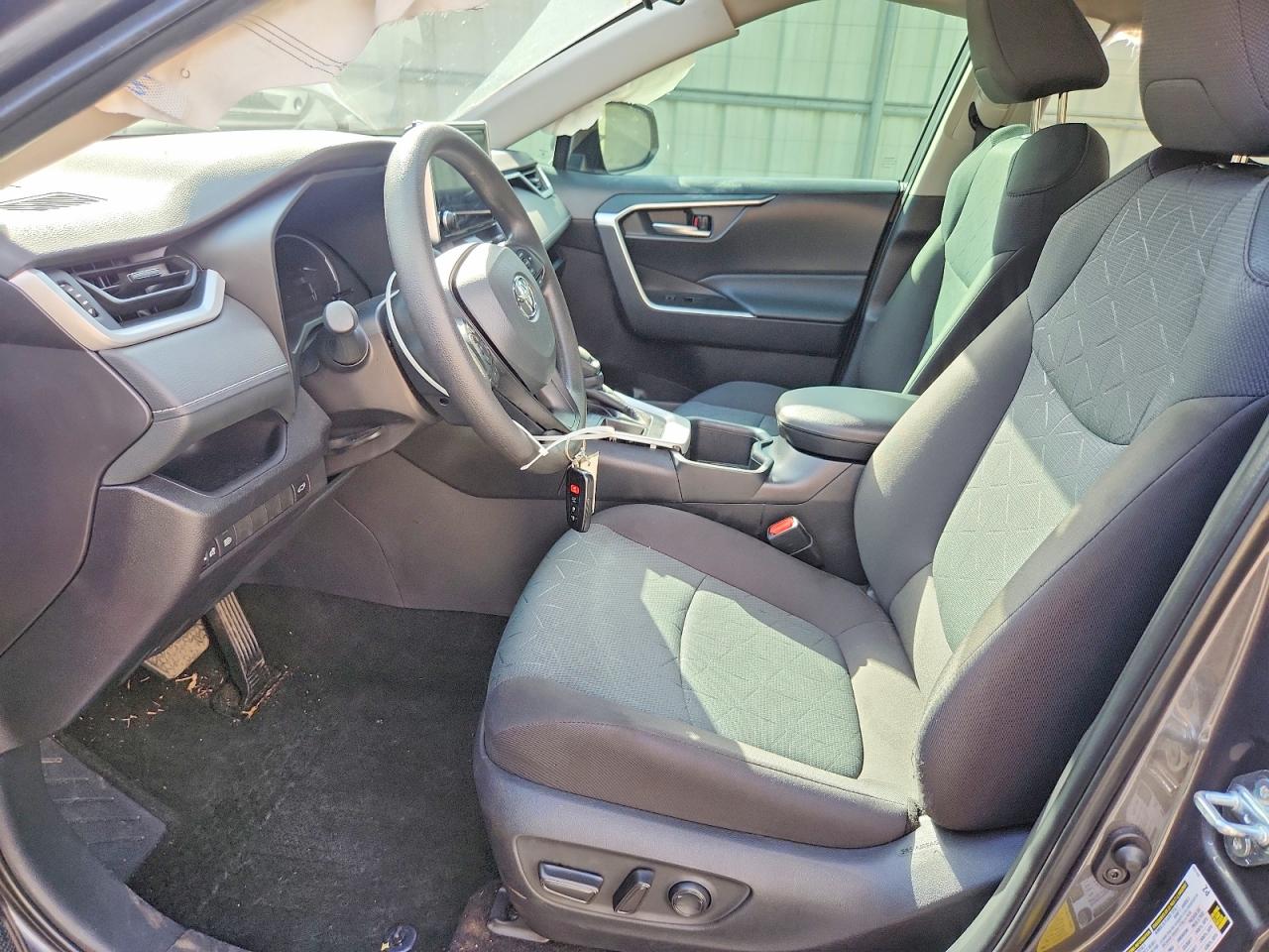 2025 TOYOTA RAV4 XLE photo 13