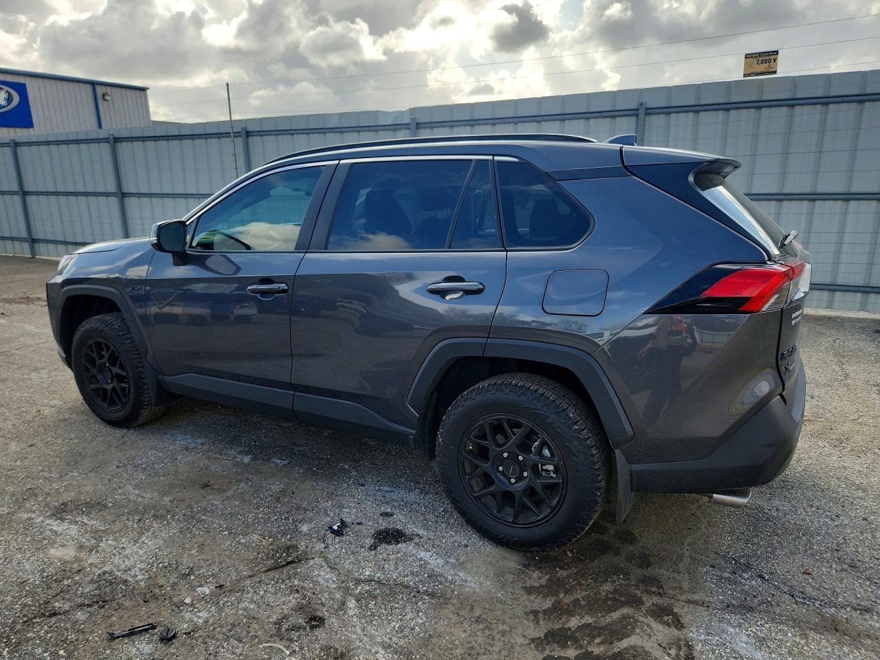 2025 TOYOTA RAV4 XLE photo 3