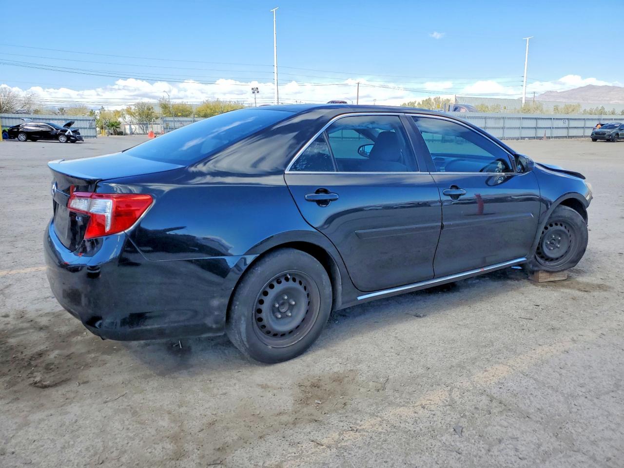 2014 TOYOTA CAMRY LE photo 3