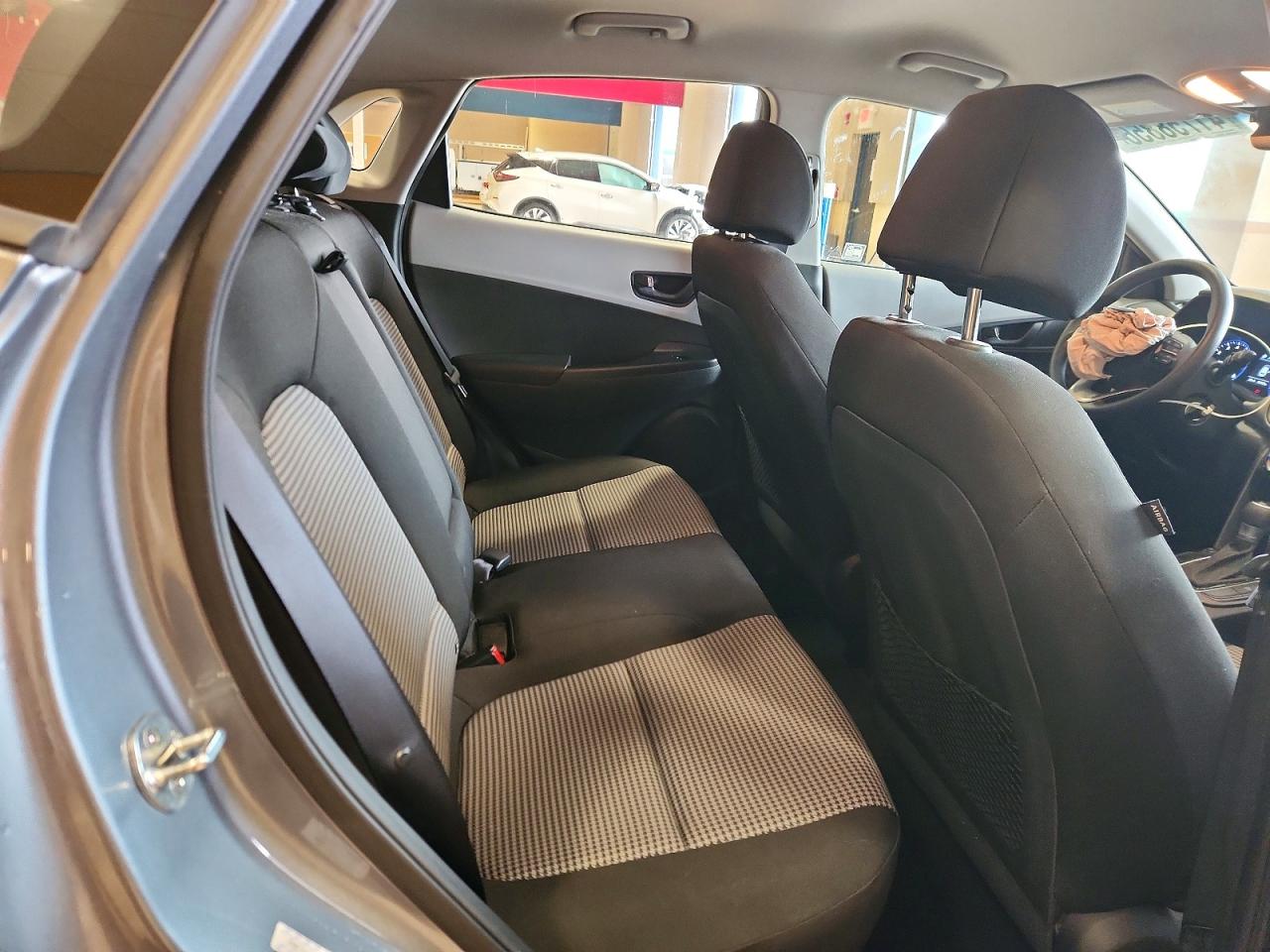2020 HYUNDAI KONA SE photo 19