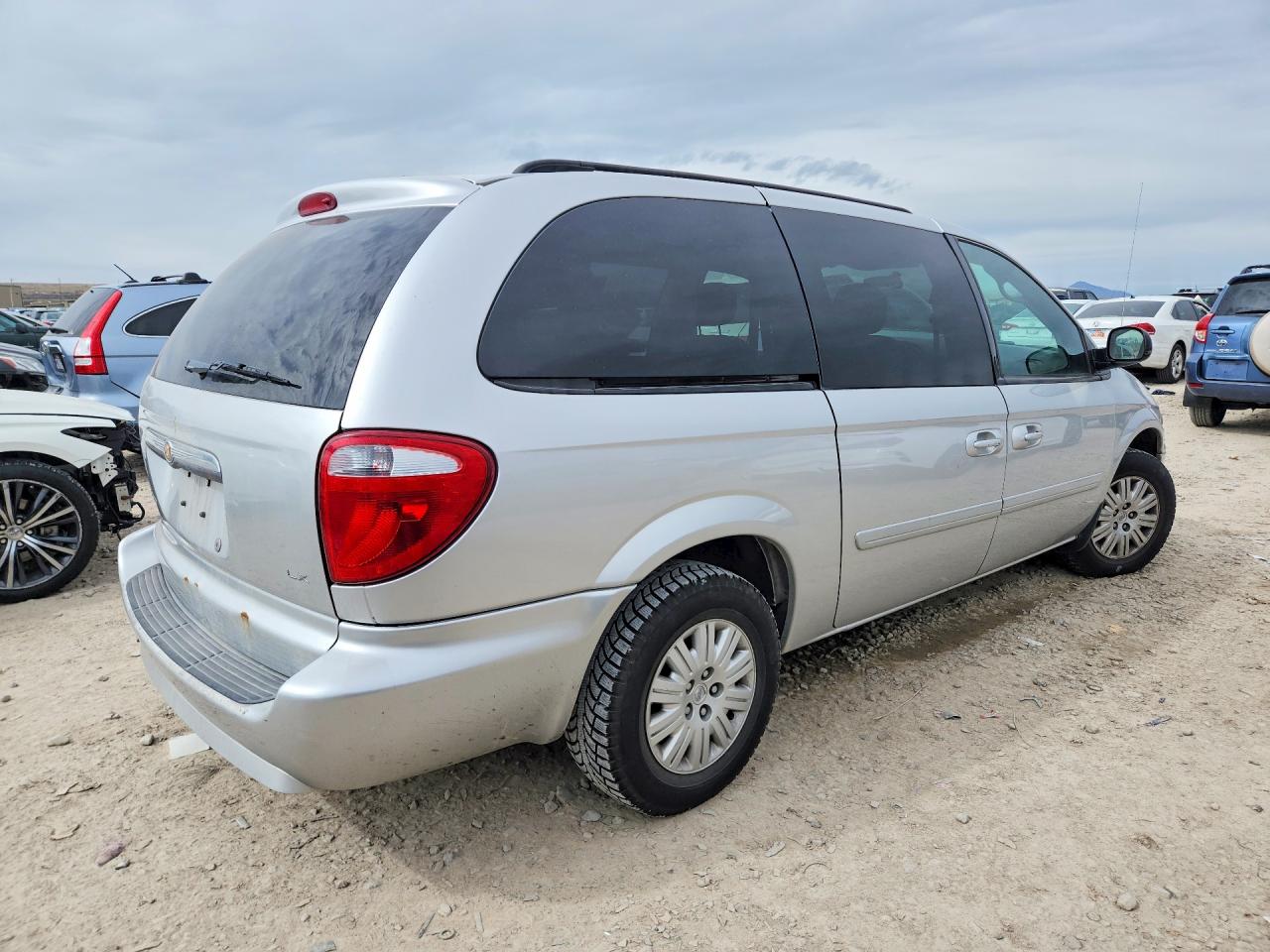 2007 CHRYSLER TOWN & COUNTRY LX photo 3