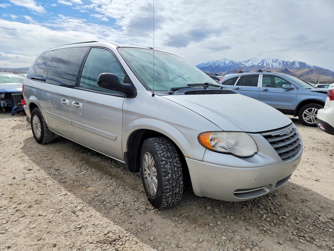 2007 CHRYSLER TOWN & COUNTRY LX photo 4