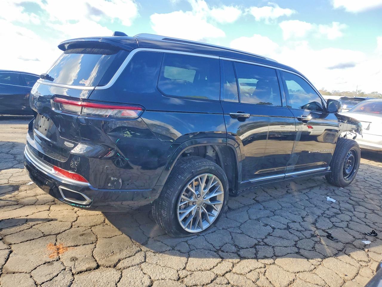 2023 JEEP GRAND CHEROKEE L SUMMIT photo 3