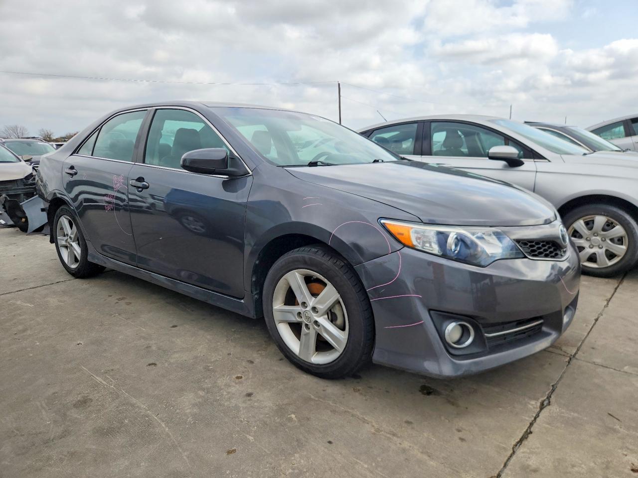 2014 TOYOTA CAMRY SE photo 4