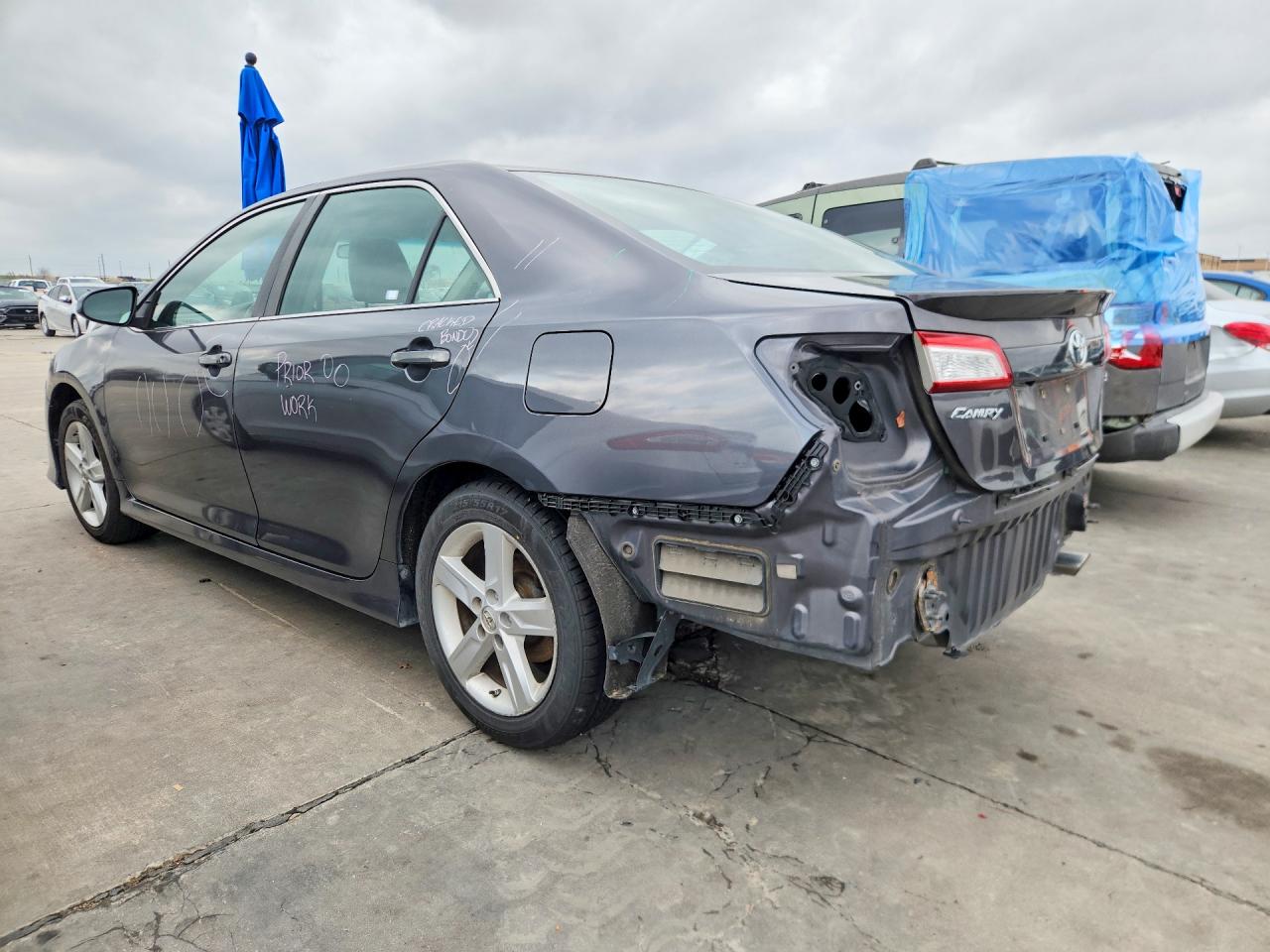 2014 TOYOTA CAMRY SE photo 2