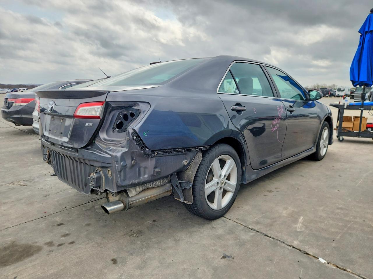 2014 TOYOTA CAMRY SE photo 3