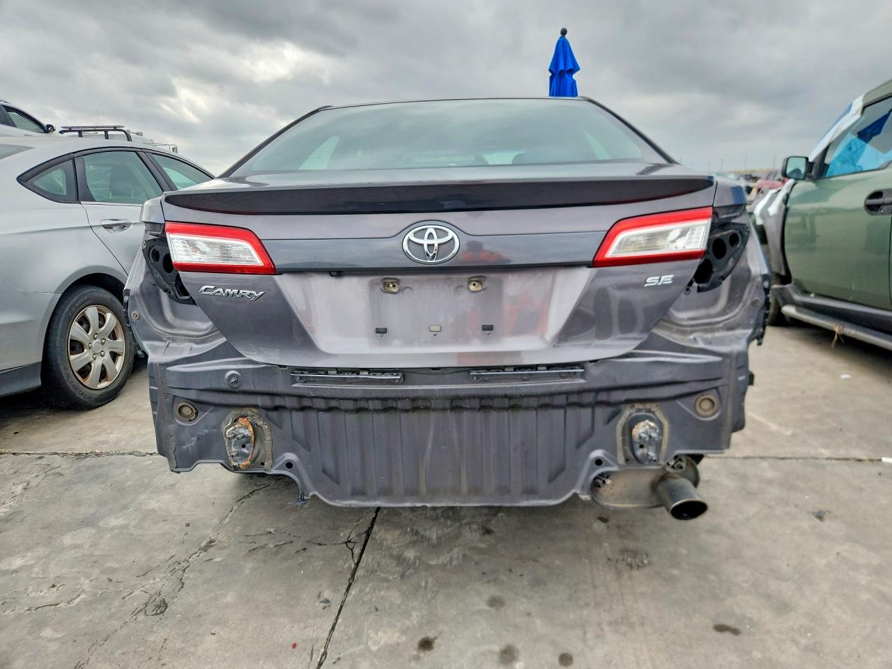 2014 TOYOTA CAMRY SE photo 6