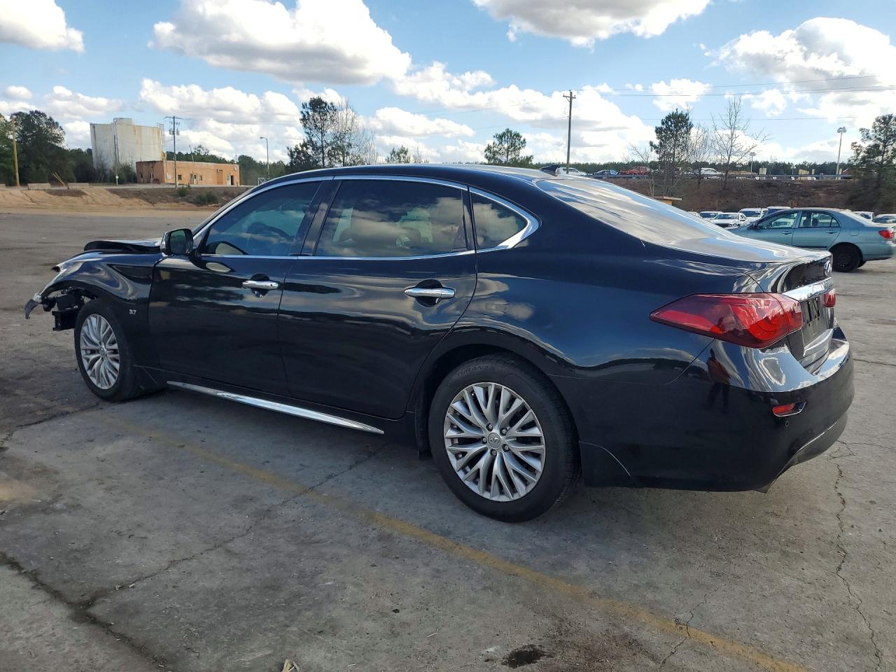 2016 INFINITI Q70L 3.7 photo 2