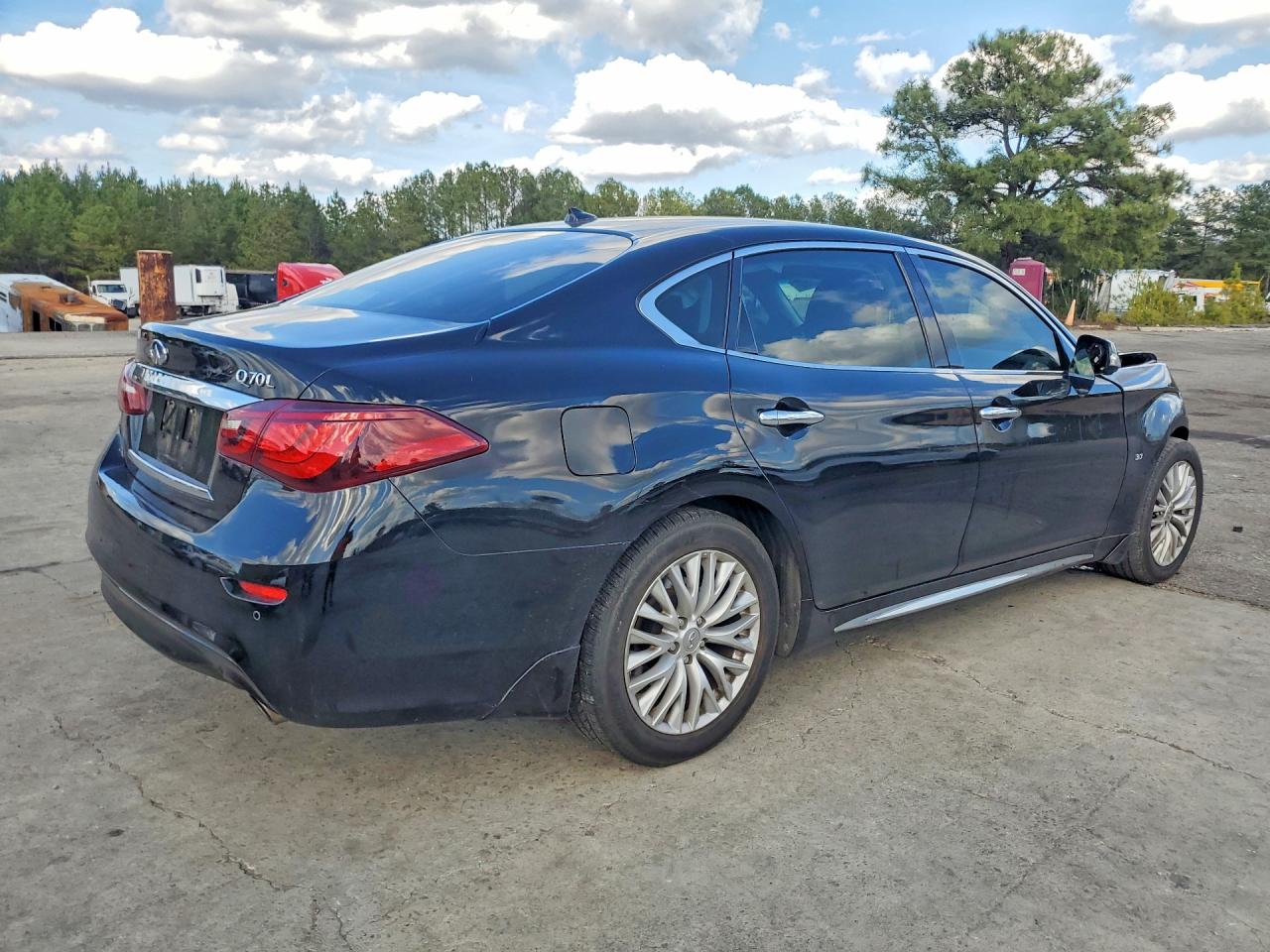 2016 INFINITI Q70L 3.7 photo 3