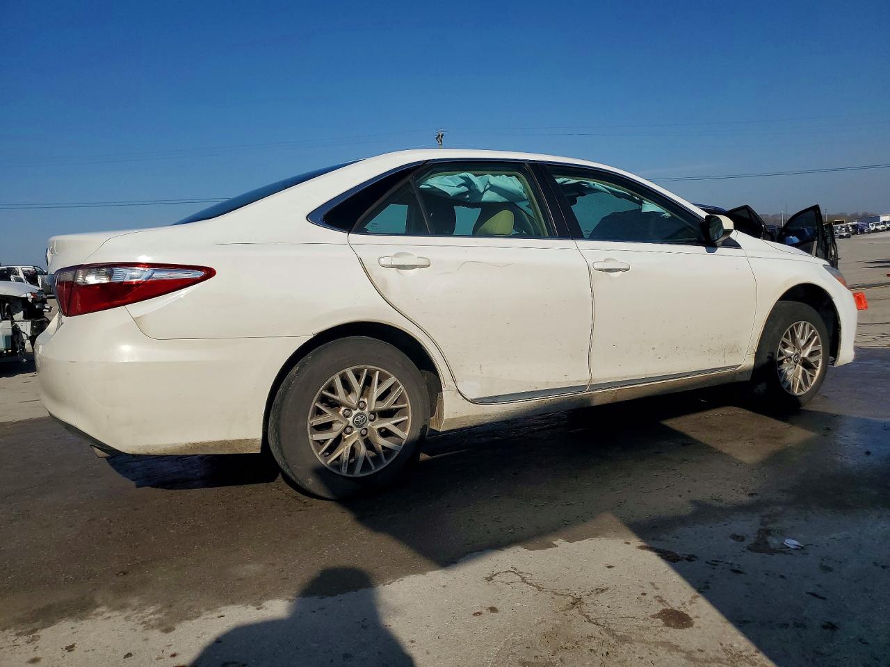 2017 TOYOTA CAMRY LE photo 3
