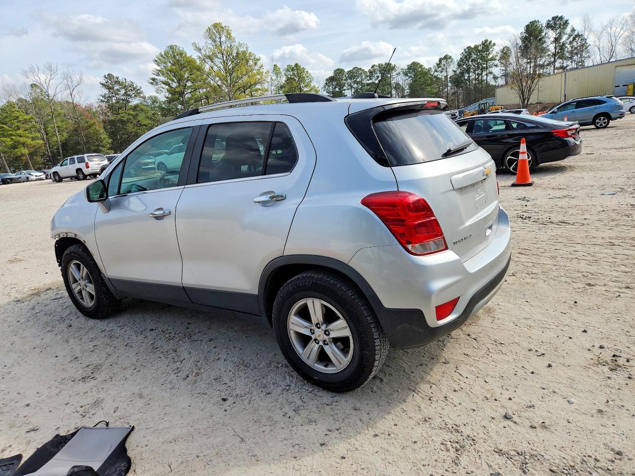 2019 CHEVROLET TRAX 1LT photo 2