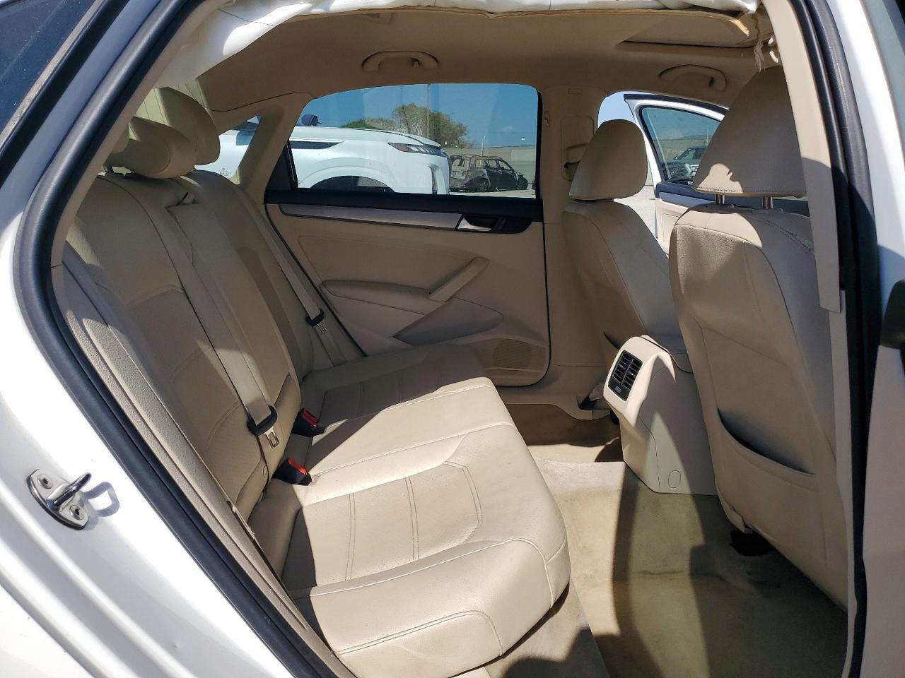 2014 VOLKSWAGEN PASSAT SE photo 10