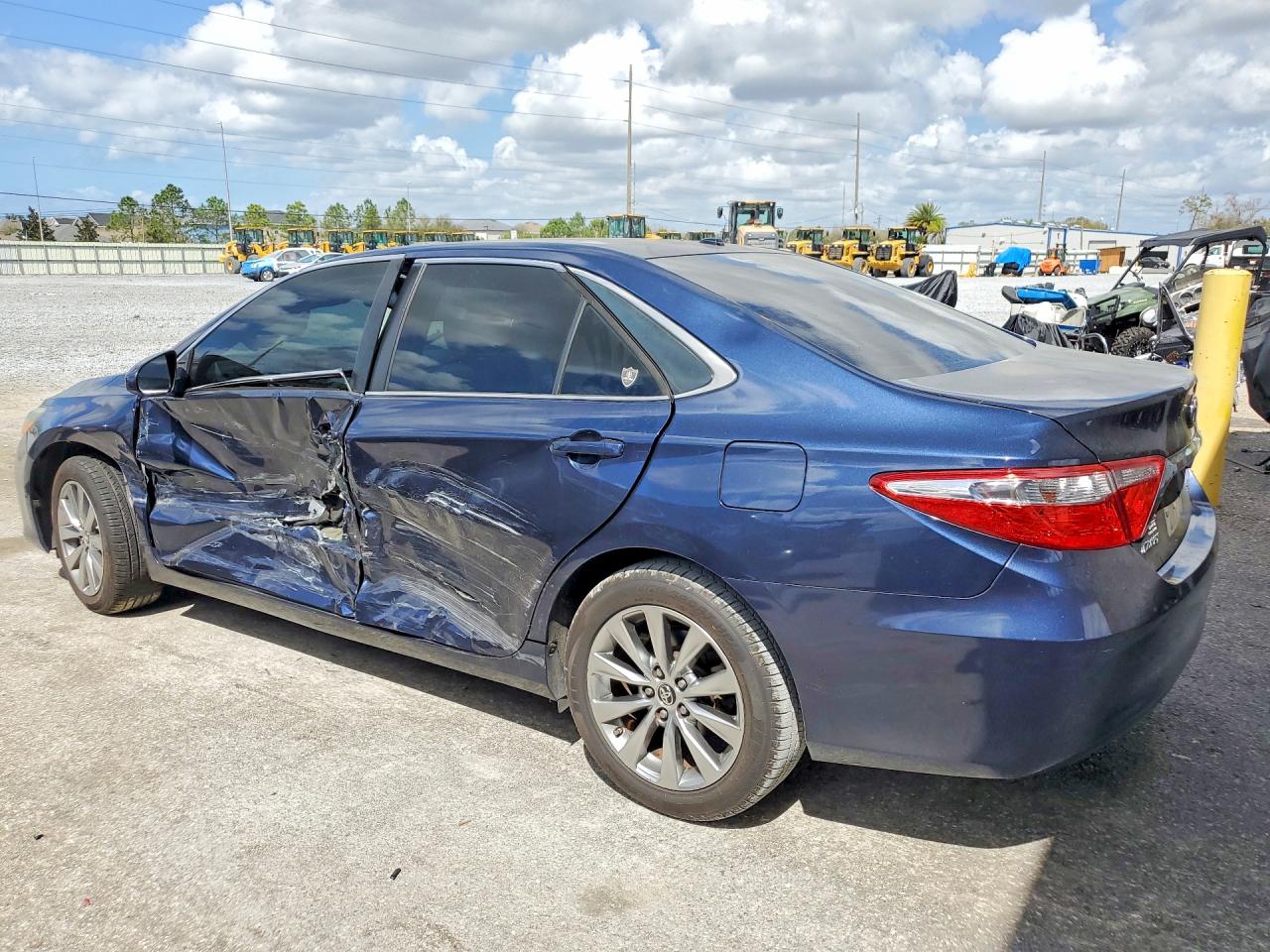 2015 TOYOTA CAMRY XLE photo 4