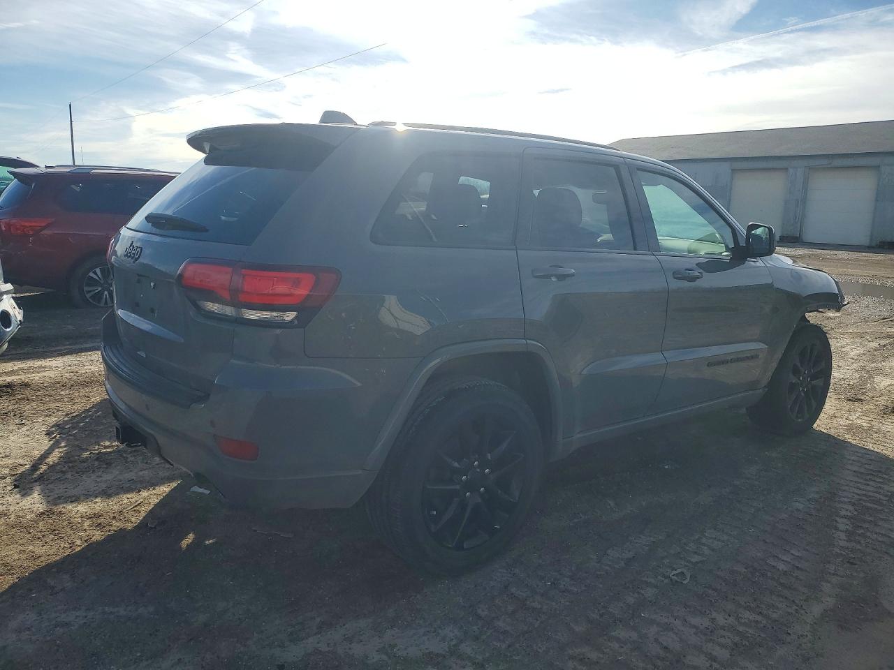 2019 JEEP GRAND CHEROKEE LAREDO photo 3