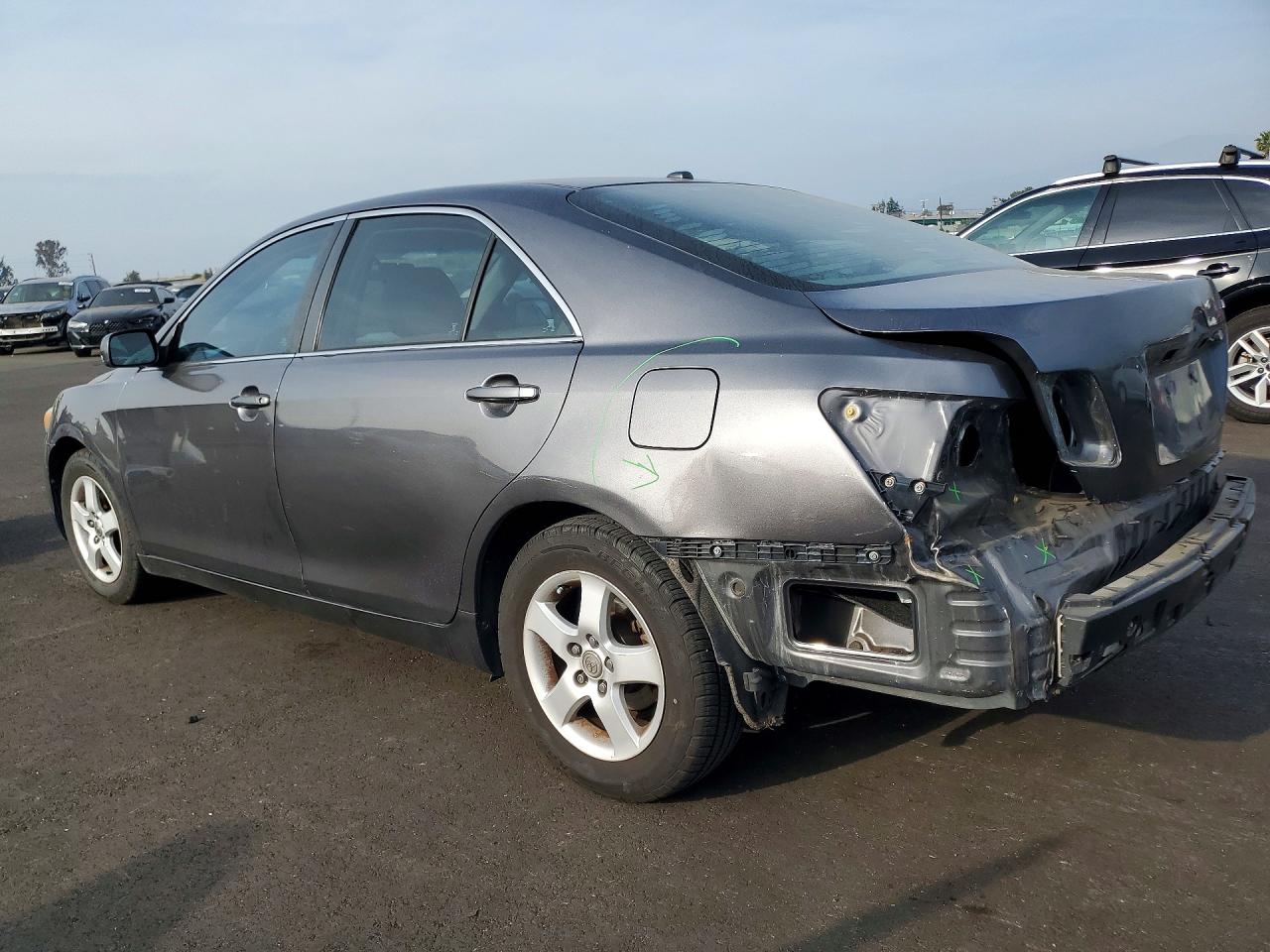 2011 TOYOTA CAMRY LE photo 3