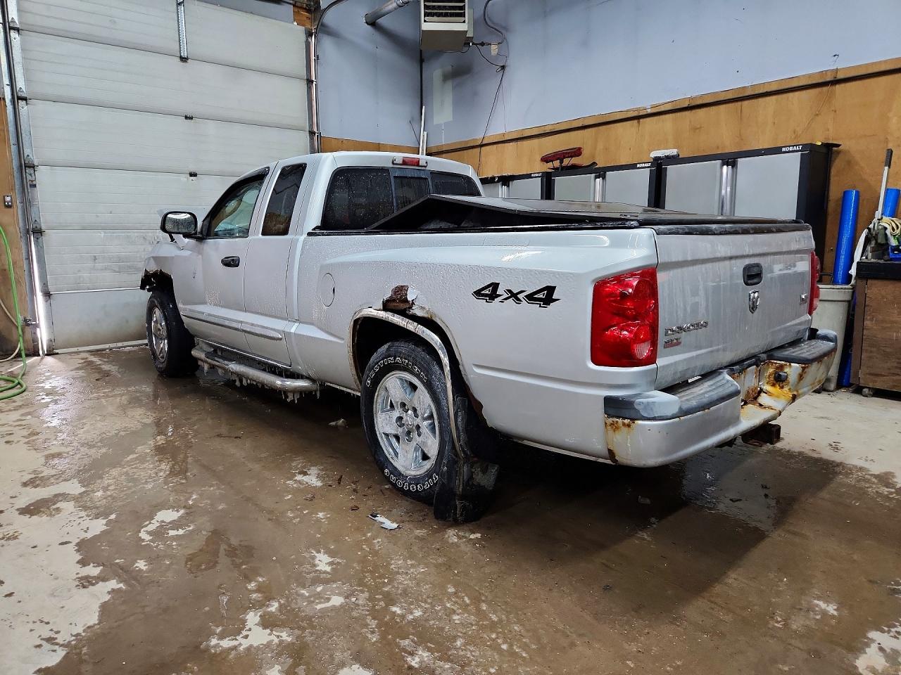 2005 DODGE DAKOTA SLT photo 3