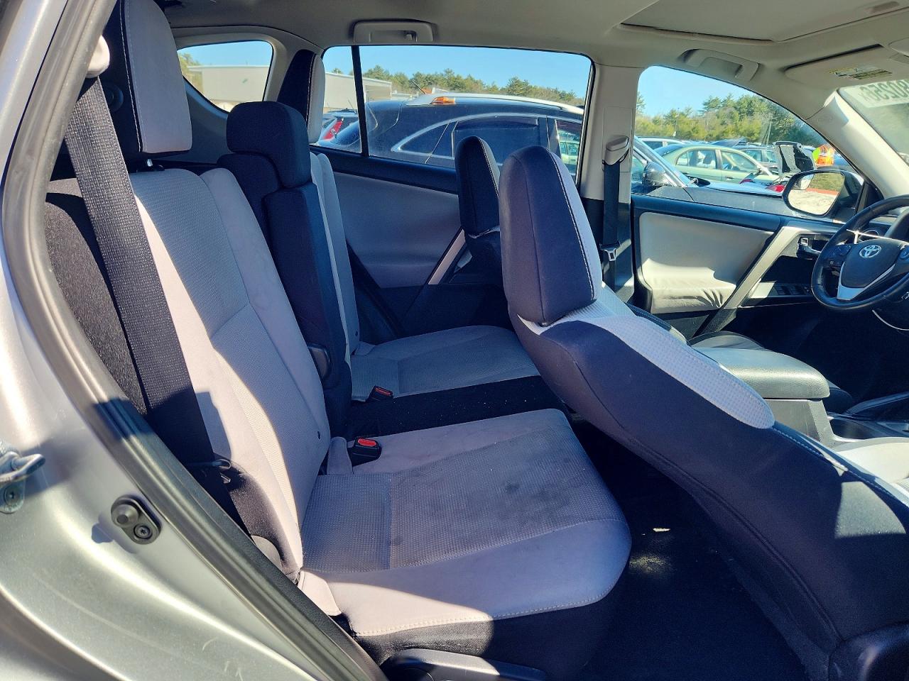 2016 TOYOTA RAV4 XLE photo 31