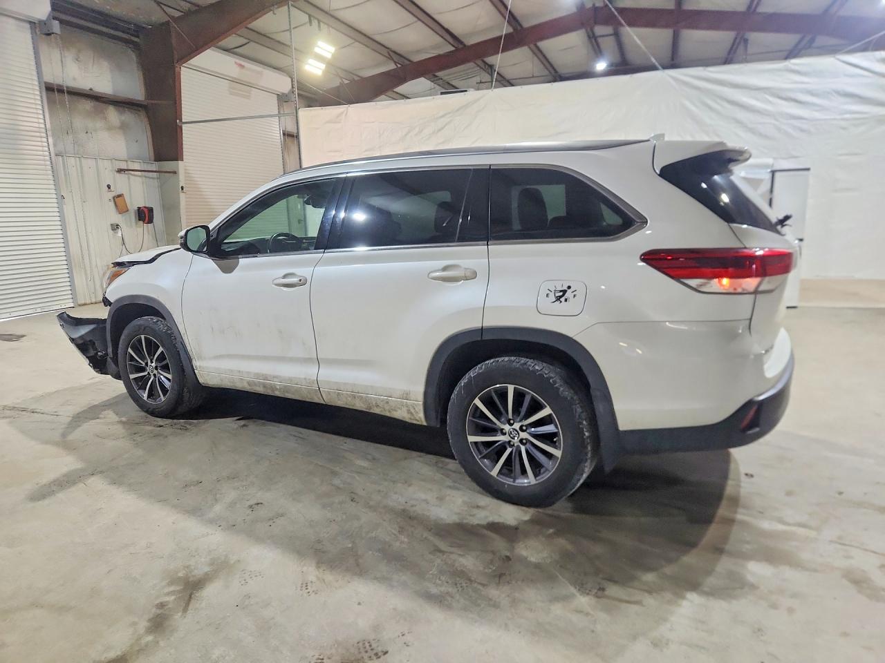 2017 TOYOTA HIGHLANDER XLE photo 2