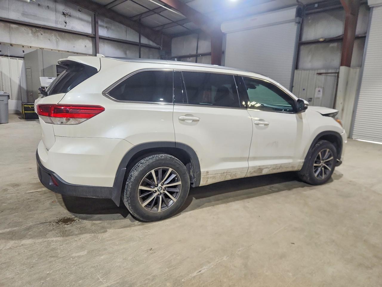 2017 TOYOTA HIGHLANDER XLE photo 3
