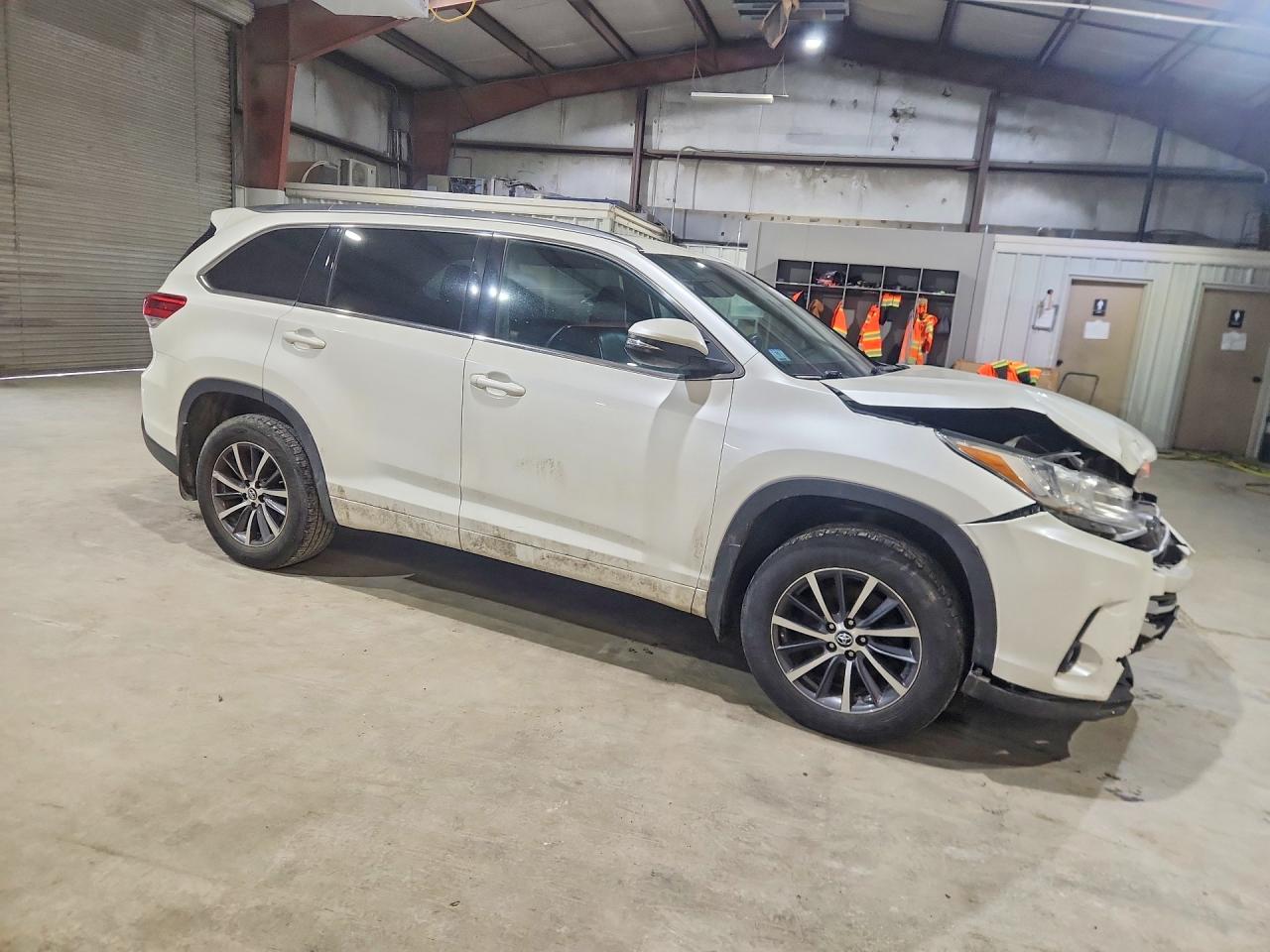 2017 TOYOTA HIGHLANDER XLE photo 4