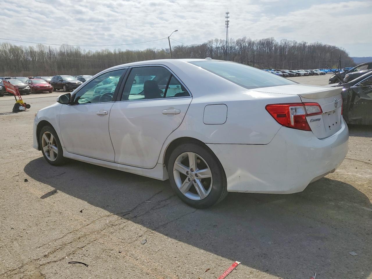 2013 TOYOTA CAMRY SE photo 3