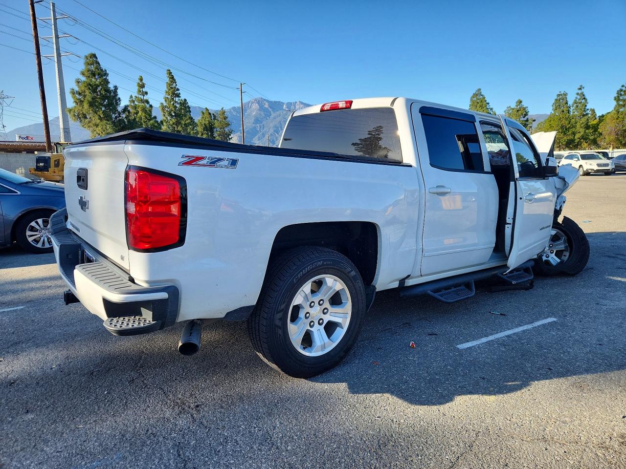 2017 CHEVROLET SILVERADO K1500 LT photo 3