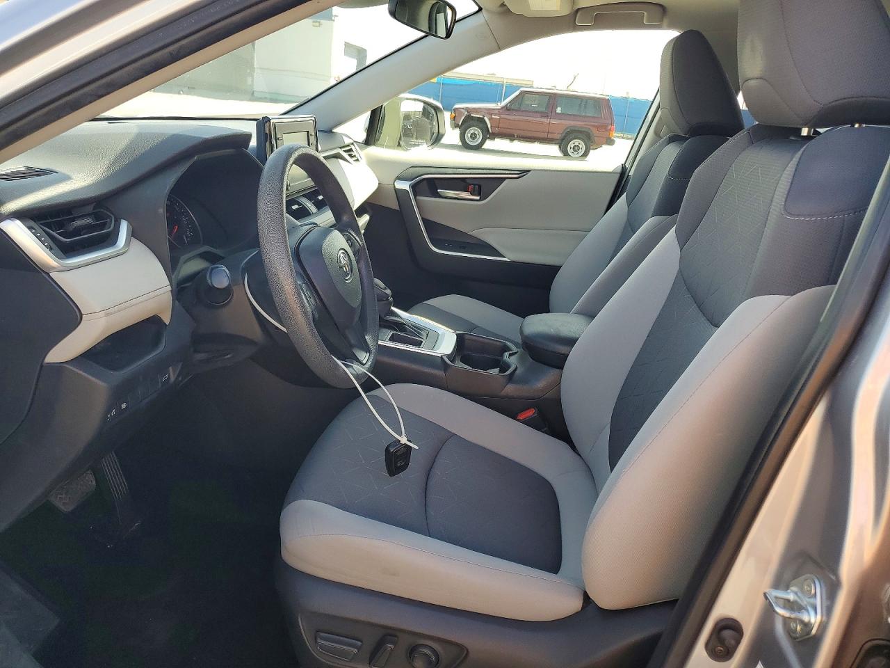 2019 TOYOTA RAV4 XLE photo 13