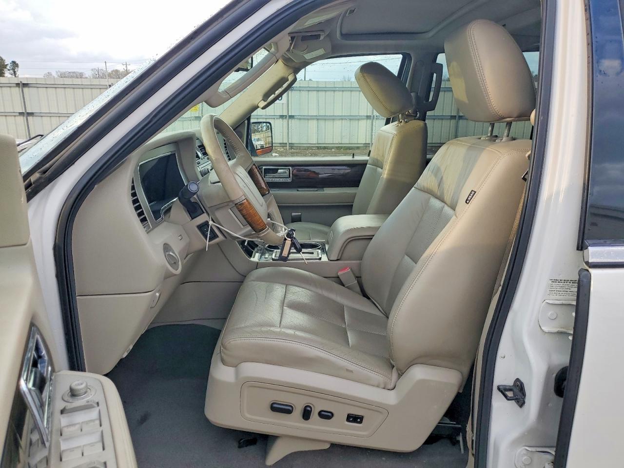 2009 LINCOLN NAVIGATOR photo 19
