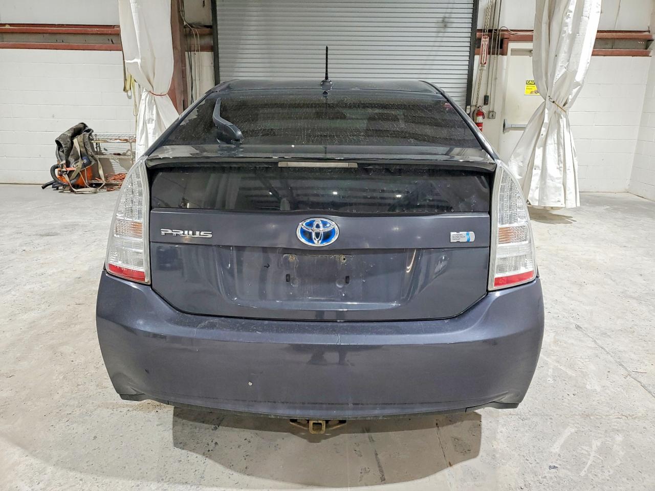 2010 TOYOTA PRIUS III photo 16