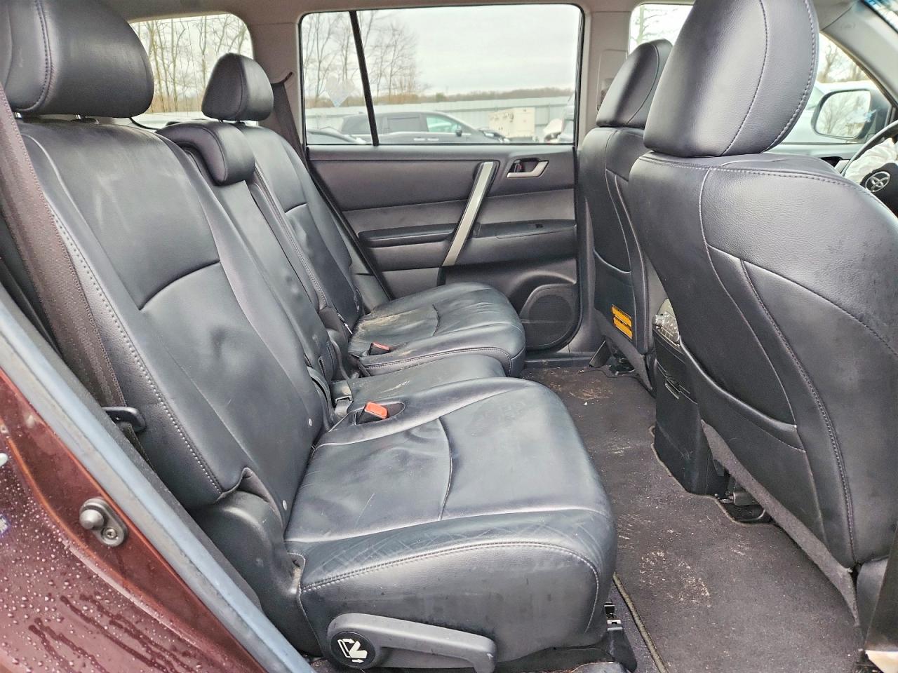 2013 TOYOTA HIGHLANDER SE photo 31