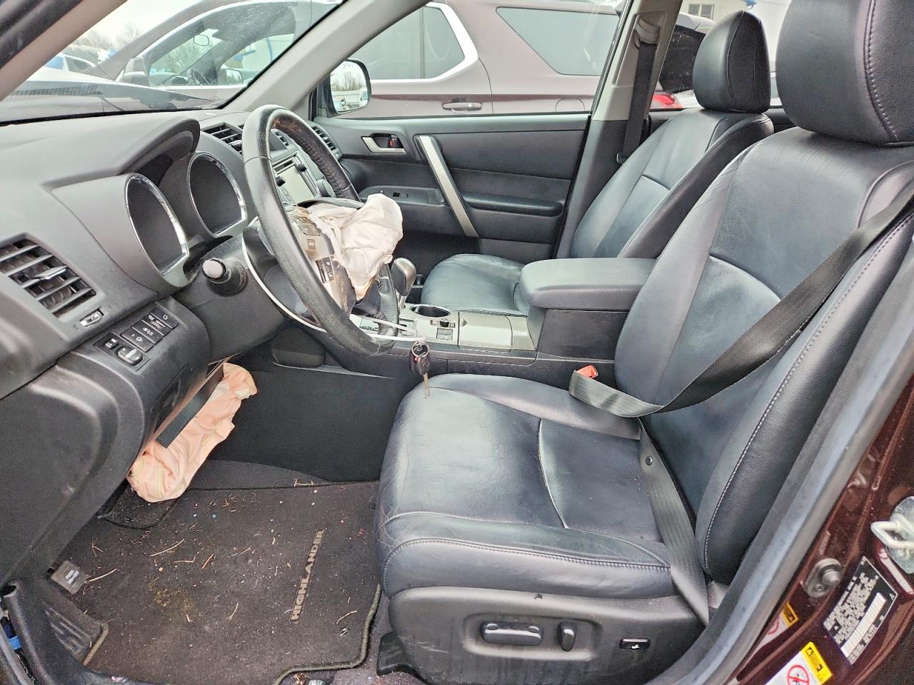 2013 TOYOTA HIGHLANDER SE photo 19