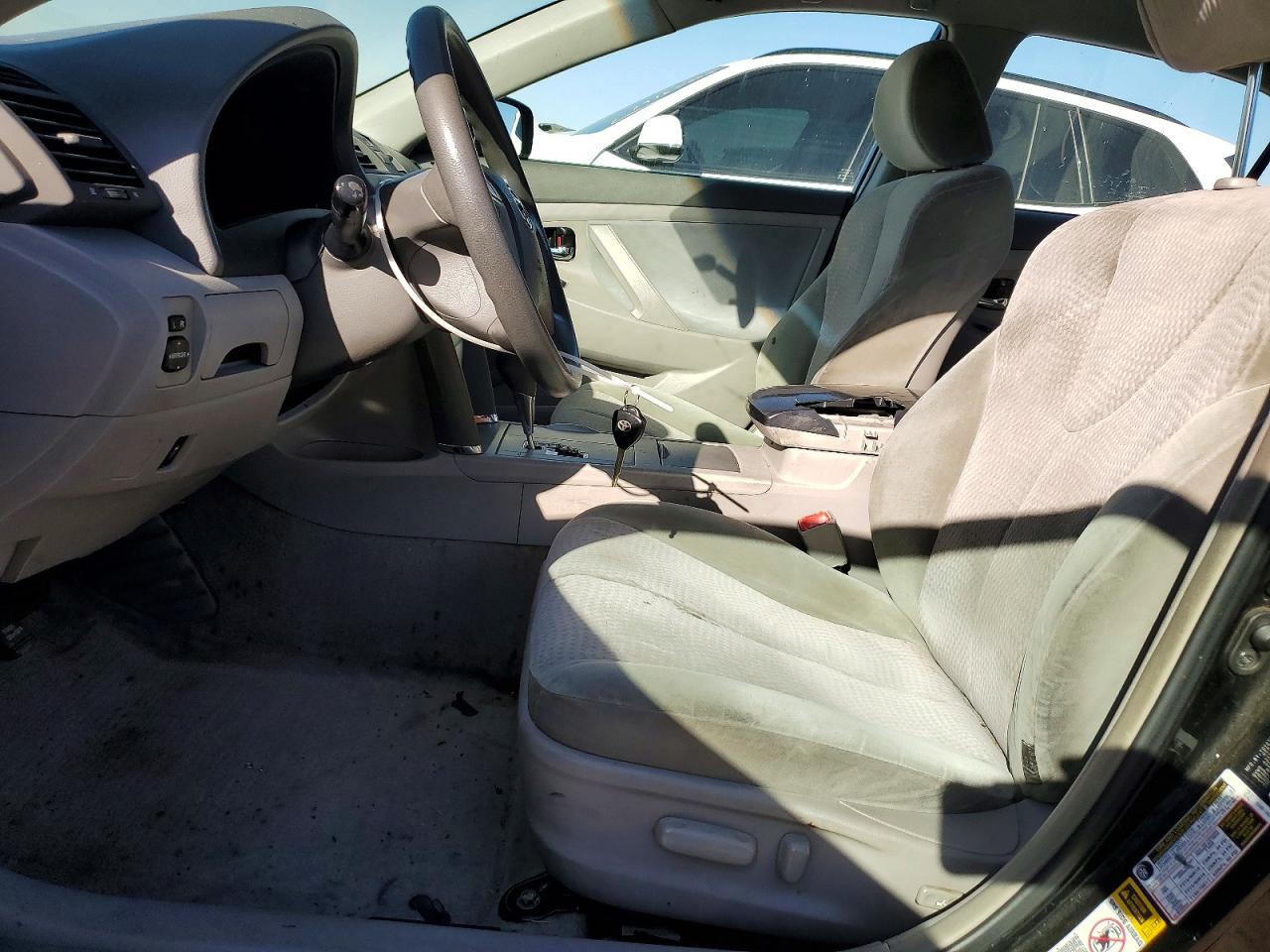 2010 TOYOTA CAMRY LE photo 19