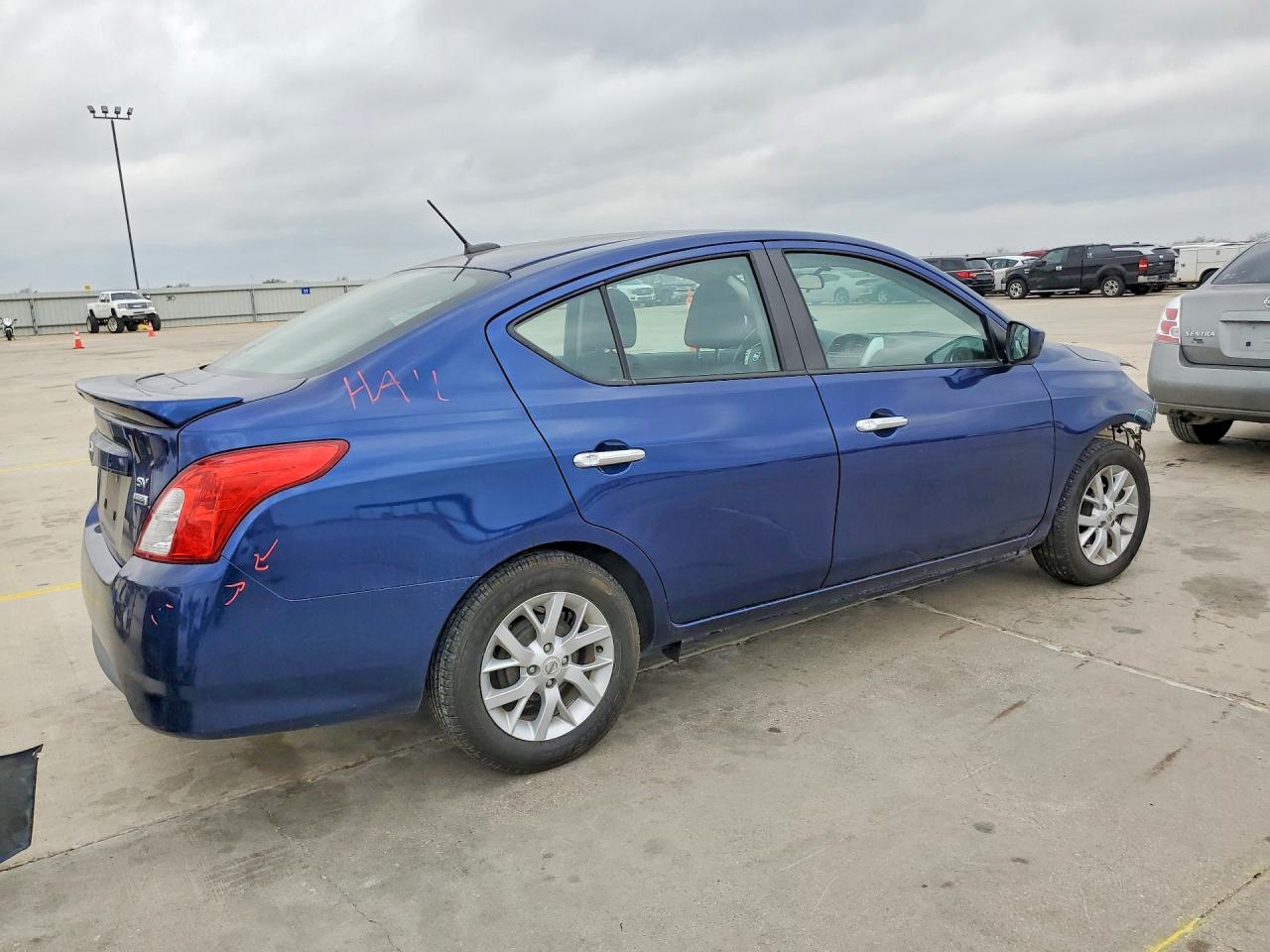 2018 NISSAN VERSA SV photo 5