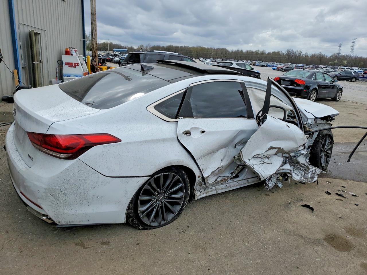 2015 HYUNDAI GENESIS 3.8L photo 3