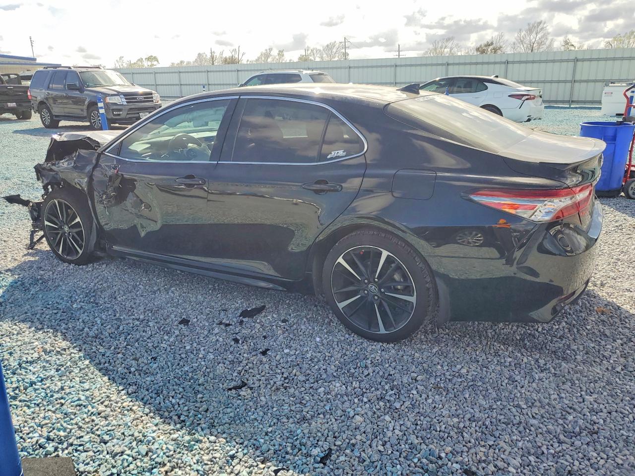 2019 TOYOTA CAMRY photo 3