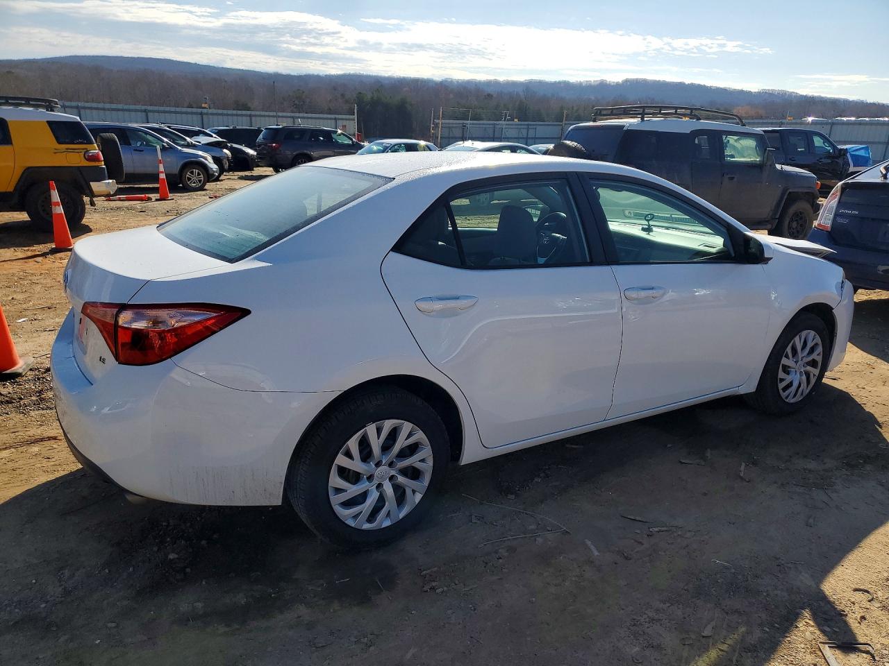 2018 TOYOTA COROLLA LE photo 3