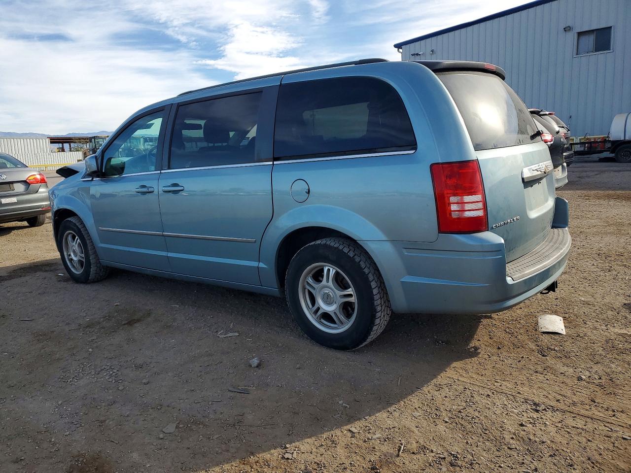 2010 CHRYSLER TOWN & COUNTRY TOURING photo 2